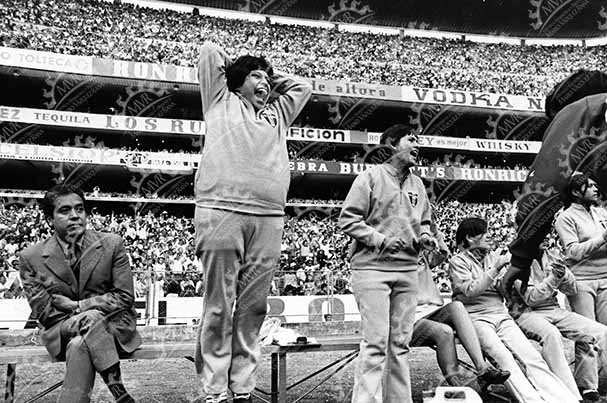 México 1971 - Guadalupe Tovar y otras jugadoras celebrando